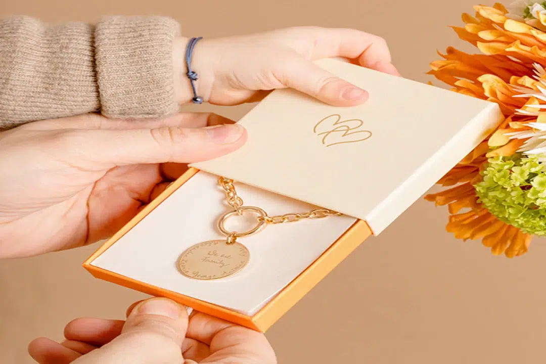 Idées cadeaux personnalisés pour la Fête des Mères : des idées à offrir dès maintenant avec Merci Maman Boutique