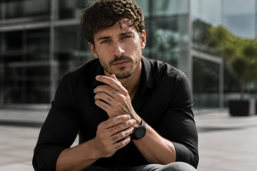 découvrez les avantages du tatouage doigt homme, une tendance stylée et discrète qui séduit les hommes modernes à la recherche d'expression personnelle et d'originalité.